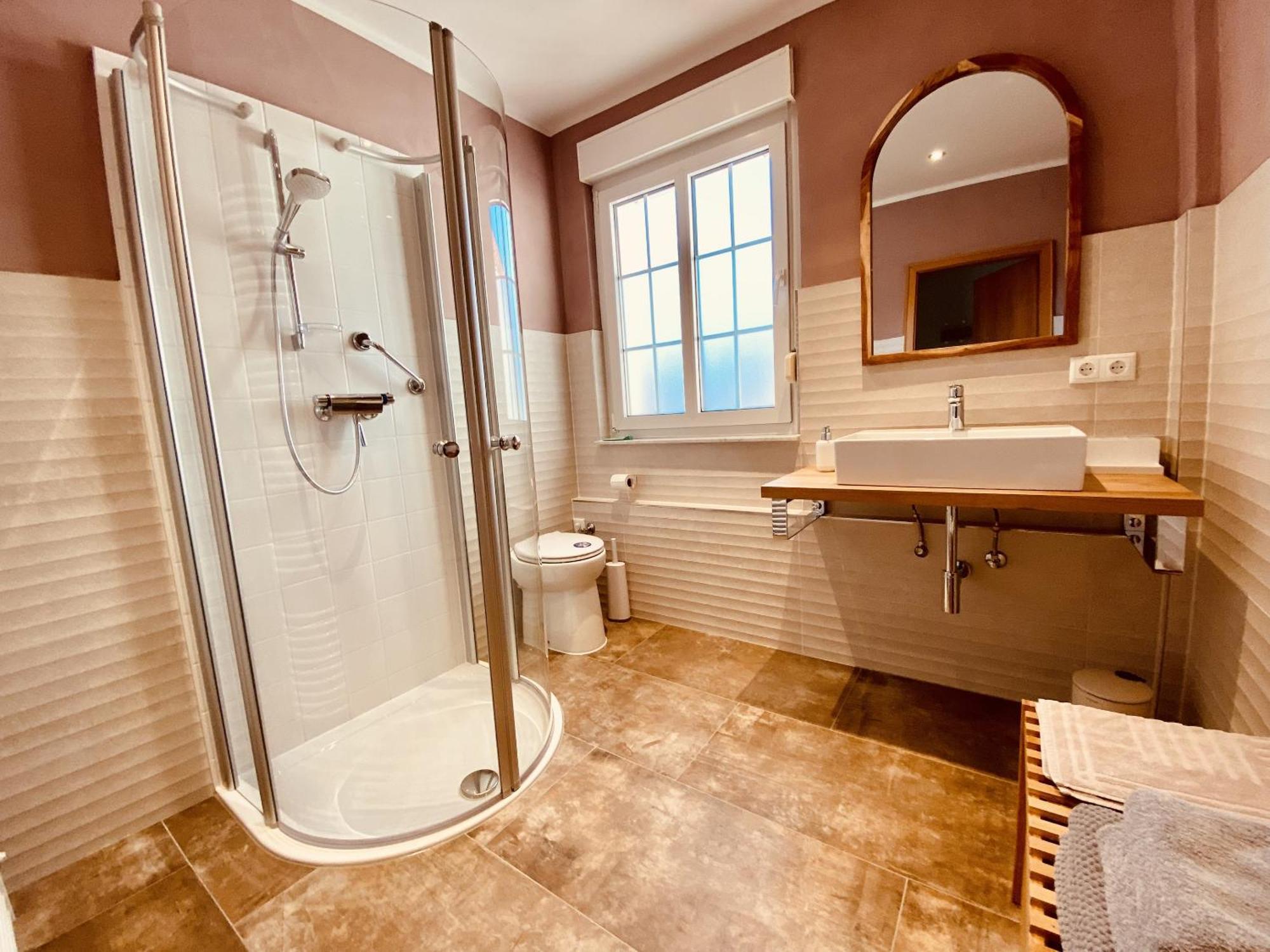 Casa Rehse - Stilvolles - 24h-self-check-in - Kostenlos Parken&wlan - öpnv 80 Meter - 55zoll-tv Apartment Erfurt